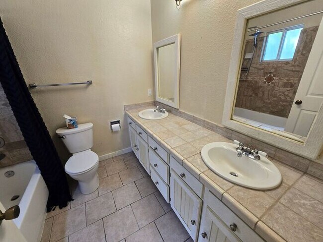 Building Photo - Inviting 3-bedroom Home in Established Spa...