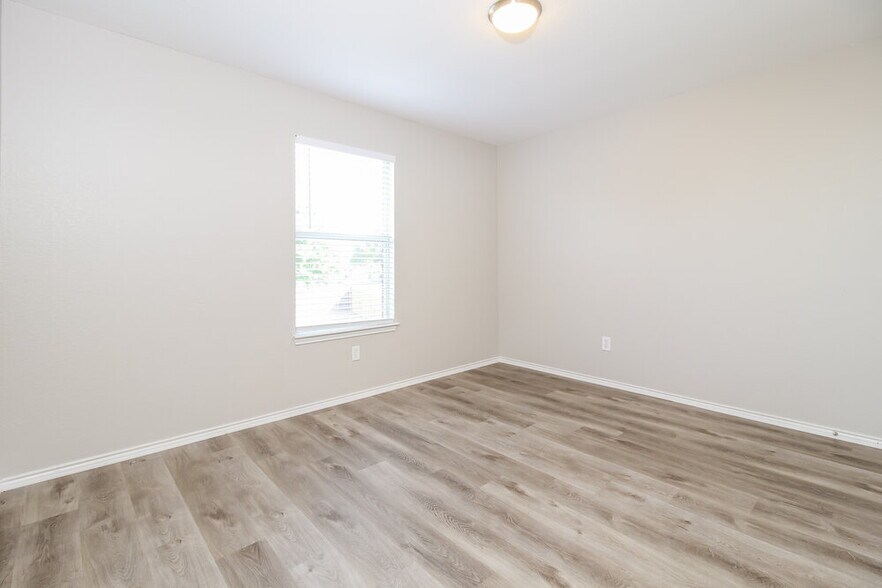 Building Photo - 501 Longshore Dr