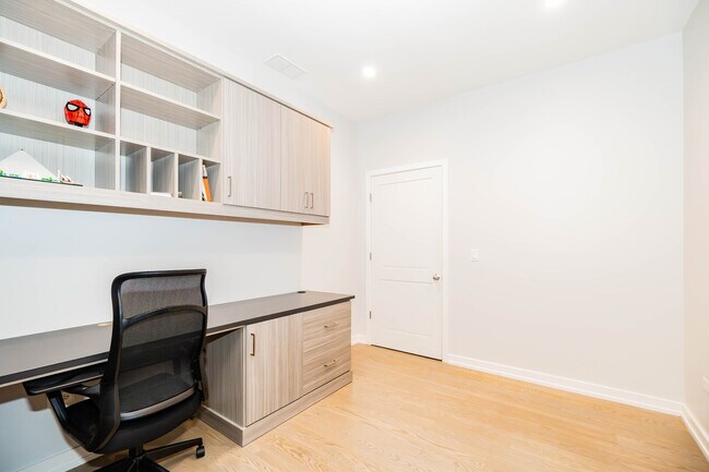 Building Photo - 150 W Superior St