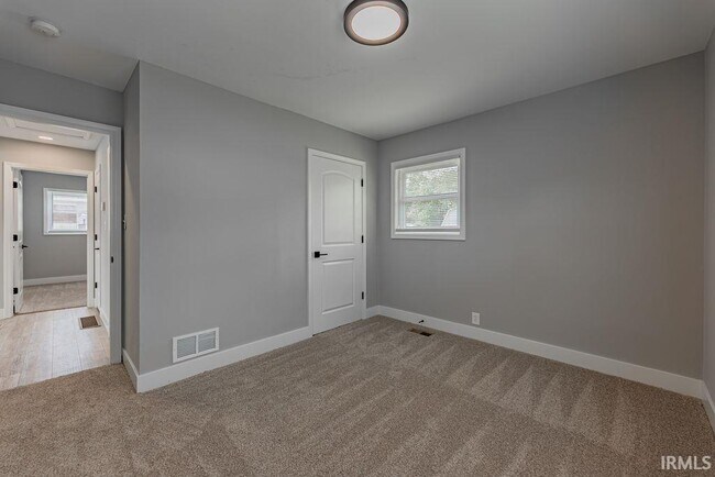 Building Photo - 2054 Conlin Ave