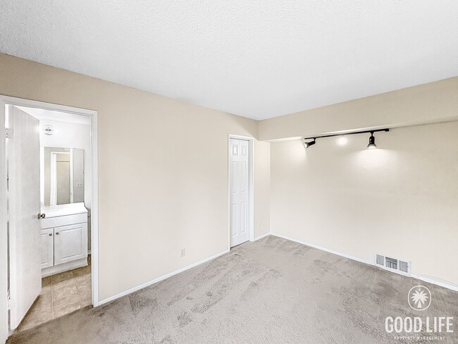 Building Photo - Beautiful 2B/2.5BA Townhome w/ Attached Ga...