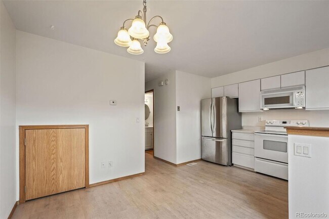 Building Photo - 7941 Lexington Park Dr