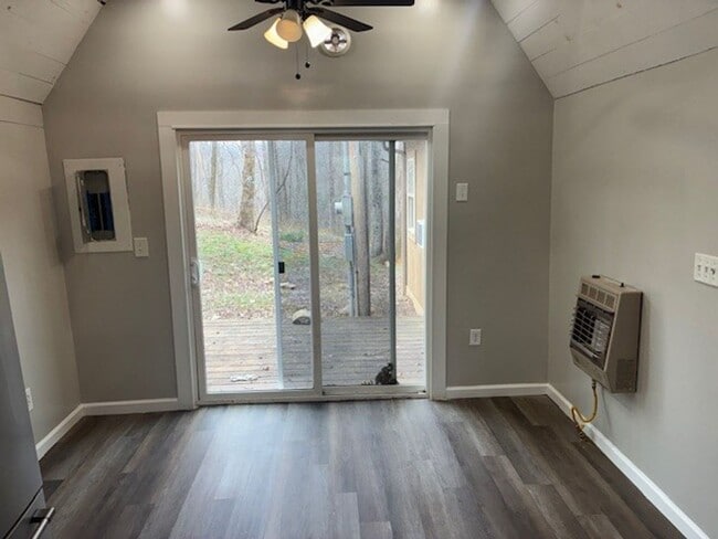 Building Photo - Rustic Country Home on 35 Acres in Bethpage, TN