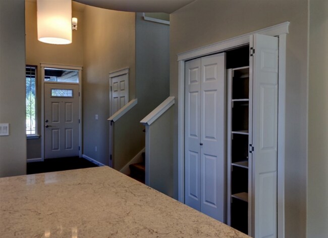 Building Photo - Main floor primary suite! 4 bedroom luxury...