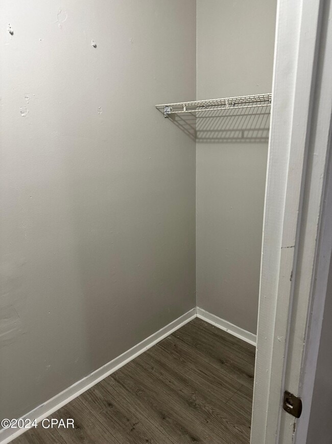 Building Photo - 923 Sanders Ln