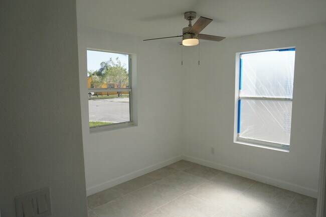 Building Photo - 957 Lewis Dr