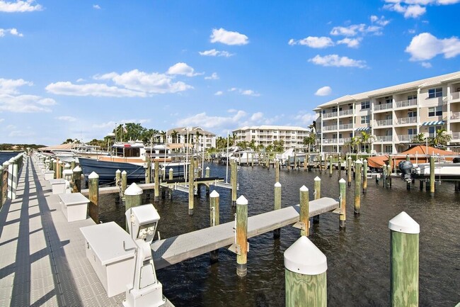 Building Photo - 315 Bay Colony Dr N