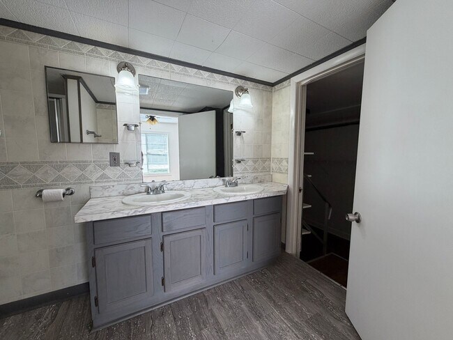 Building Photo - Spacious yard-3/2 available now!