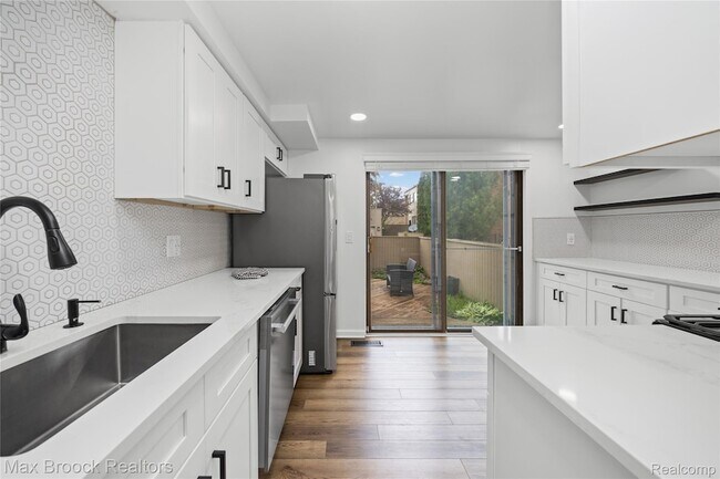Building Photo - 7432 Azalea Ct