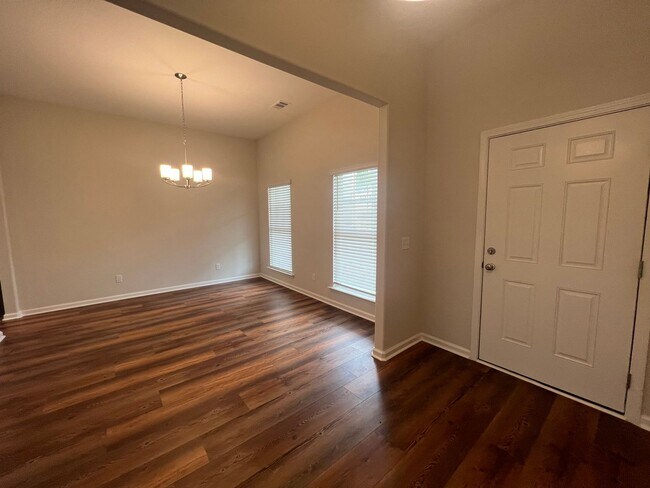 Building Photo - 5 bedroom, 3 bath home in Savannah, near I-16