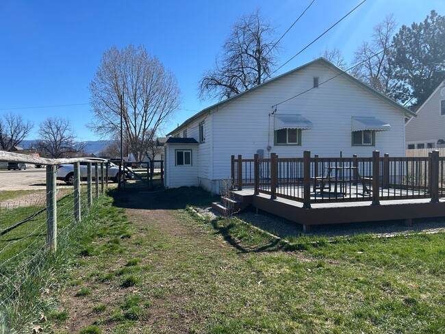 Building Photo - Cozy 2 Bed, 1 Bath Cottage in the Heart of Hamilton