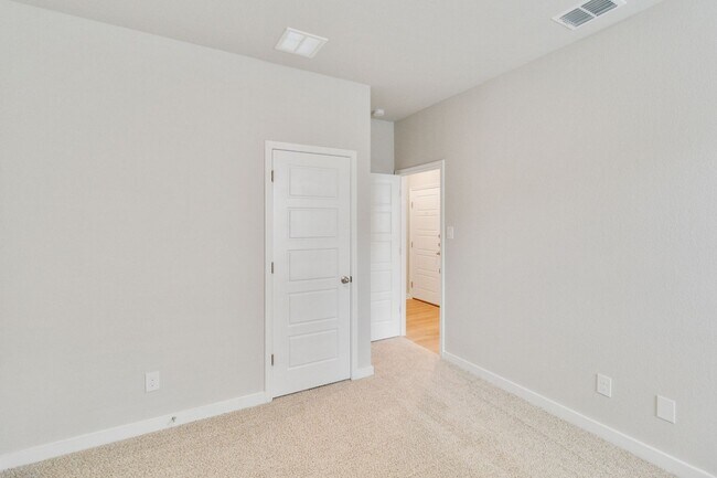 Building Photo - 830 Staglin St