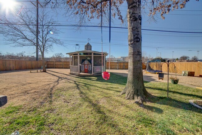 Building Photo - Available mid-August! Amazing mid-town gem...