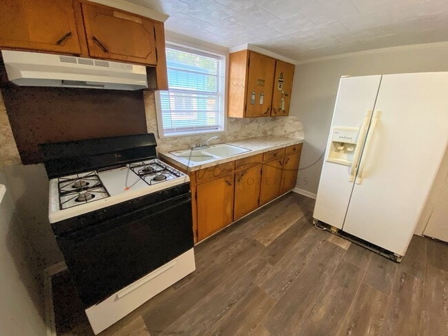 Building Photo - Simple & Comfortable 2 Bedroom Home in Iowa, LA with Large Yard & Shed