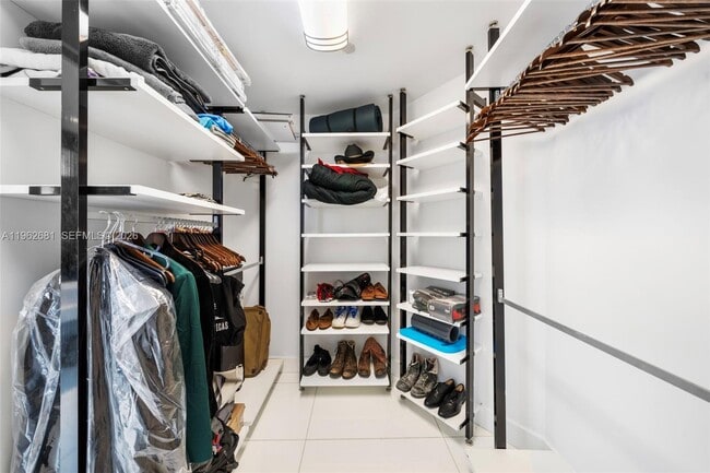 Building Photo - 2020 N Bayshore Dr