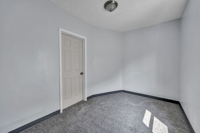 Building Photo - Spacious 5 Bedroom - Vouchers Accepted