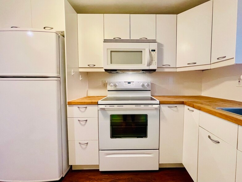 kitchen appliances - 806 Hall St