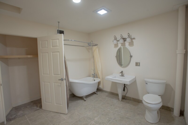 Building Photo - 1185 SW Macvicar Ave