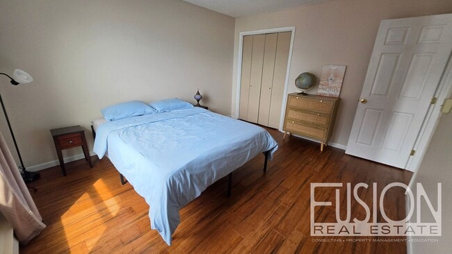 Building Photo - Bright, FURNISHED 2-Bedroom in Prime Burlington Location — Available NOW!