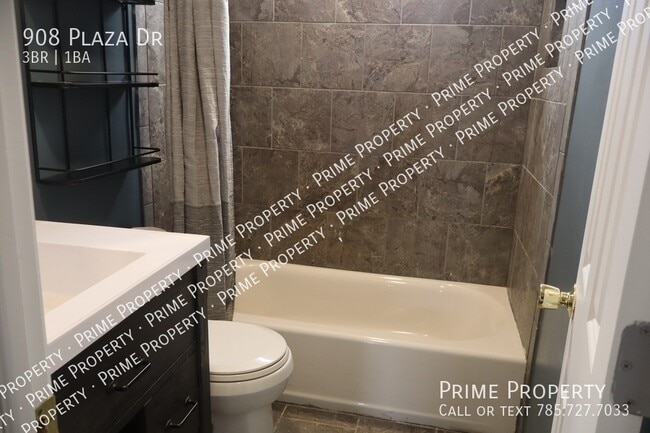 Building Photo - 908 Plaza Dr