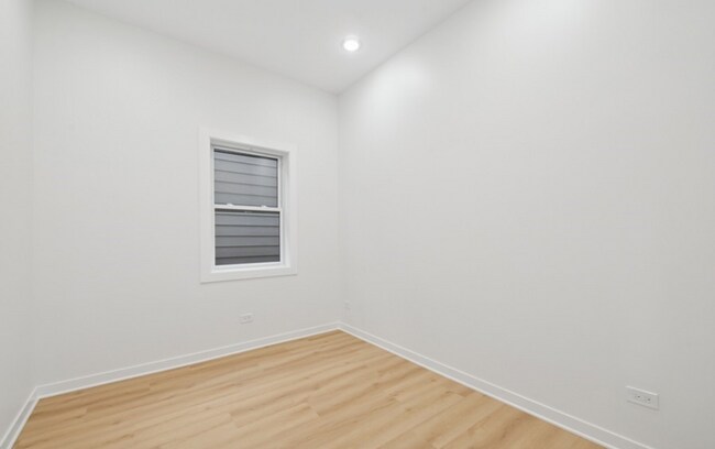 Building Photo - Modern and Luxurious 3b/2b Apartment in Humboldt Park