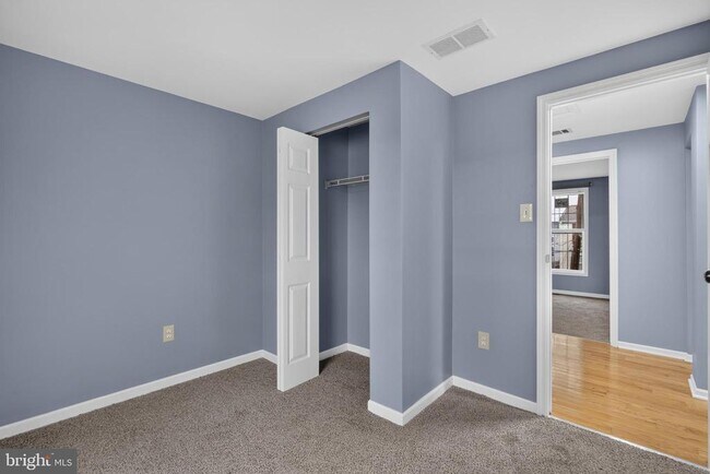 Building Photo - 1114 E 14th St