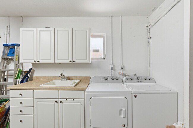 Building Photo - 2039 Pine Ridge Dr