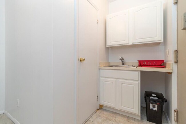 Building Photo - 331 E 92nd St