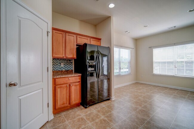 Building Photo - 4 BR/2 BA, 1 Car Garage, Charming Home in ...