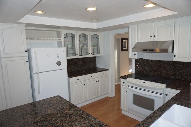 Building Photo - Stunning 4 Bedroom 2.5 Bath Home with Offi...