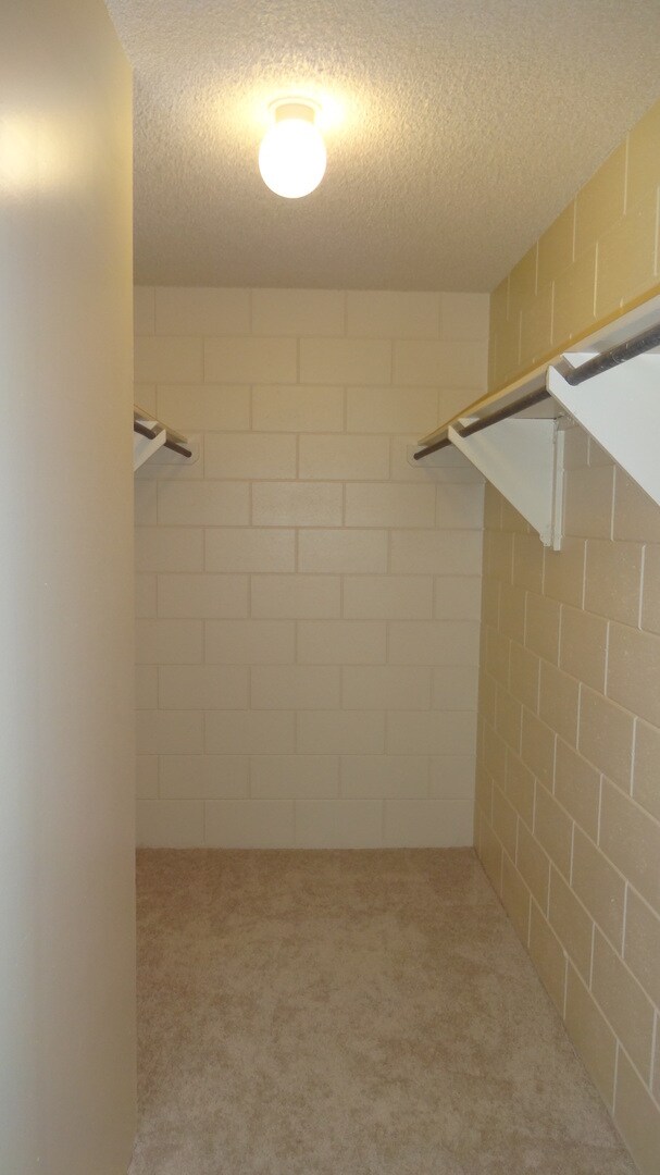 Building Photo - Haleloa II, End building, 2-parking, 1 Yea...