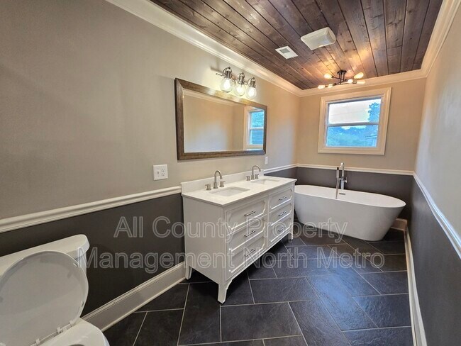 Building Photo - 545 Lakeview Dr