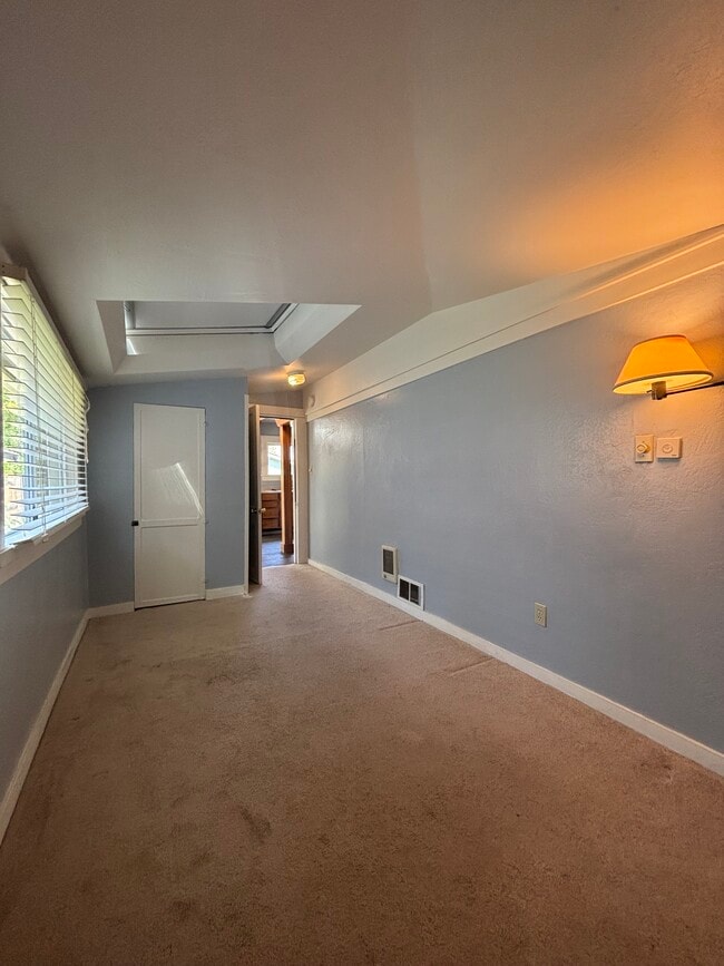 Building Photo - 735 Roca St
