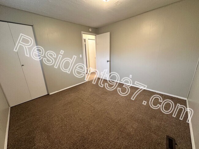 Building Photo - 4 Bed 2 Bath