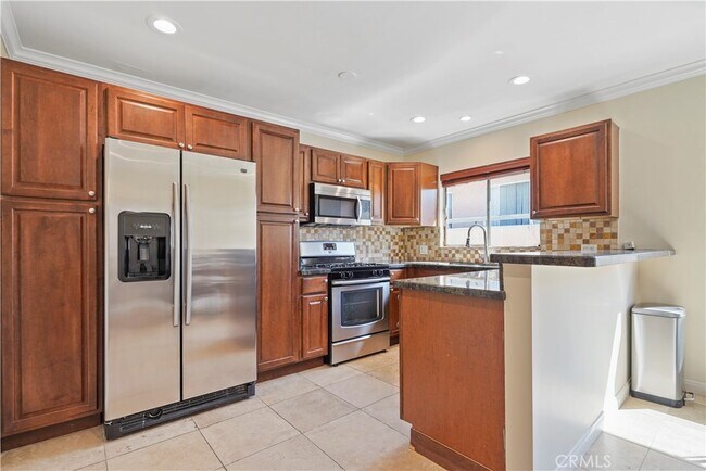 Building Photo - 15457 Moorpark St