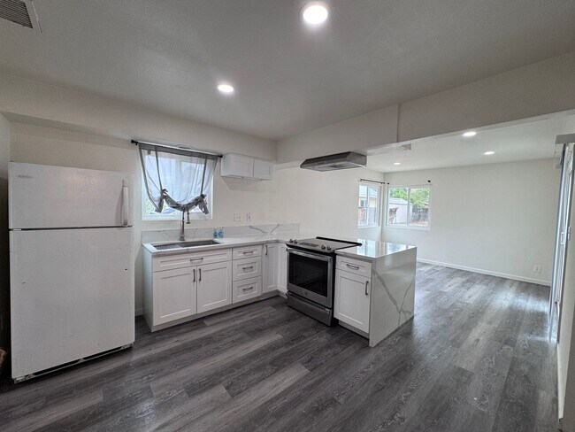 Building Photo - 3 Bedroom, 1 1/2 Bath, Spacious Yard