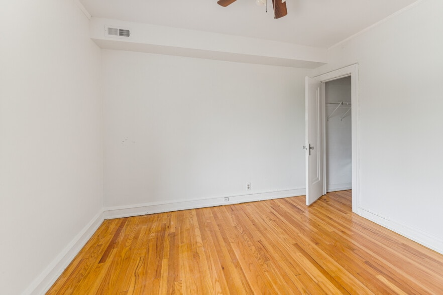 Building Photo - 3048 W Cornelia Ave
