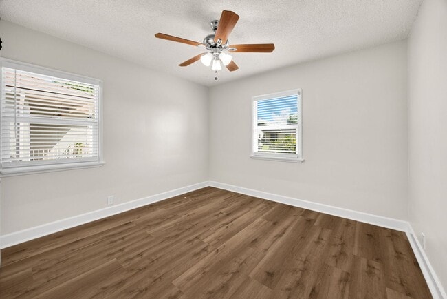 Building Photo - 3 Bed / 2 Bath Home with 2 Car Garage