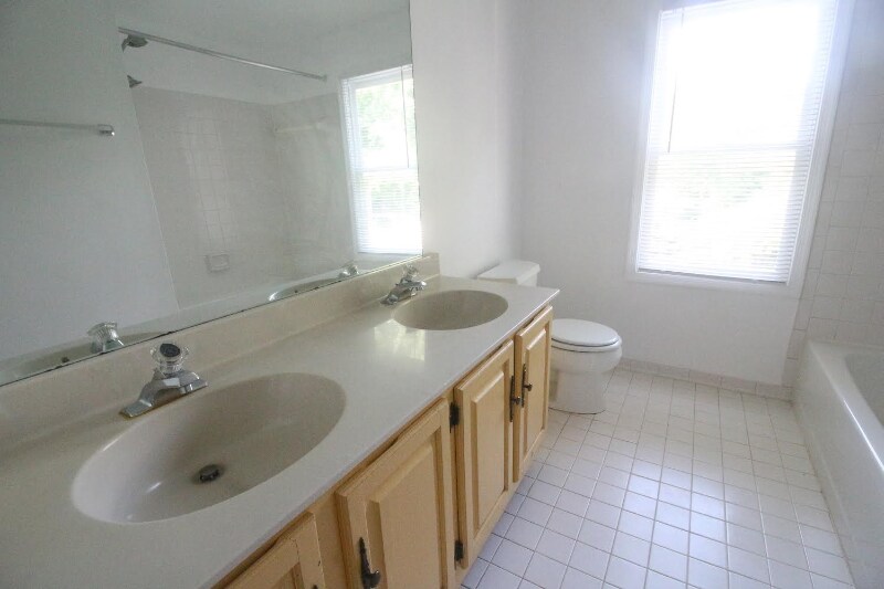 Building Photo - 17 Beauvoir Ct