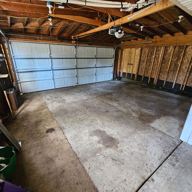 Building Photo - A cozy 2-bedroom, 1-bath home in the heart...