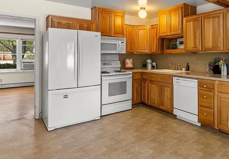 Building Photo - 250 Bartlett St