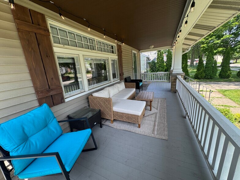 Building Photo - 17640 Larchwood Ave