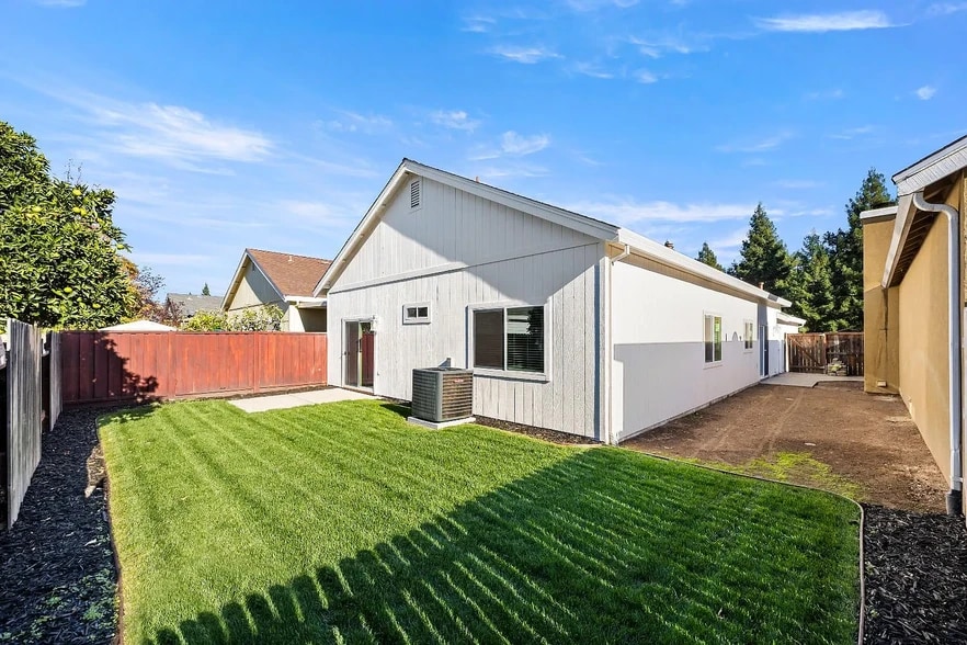 Building Photo - 6643 Laguna Park Dr