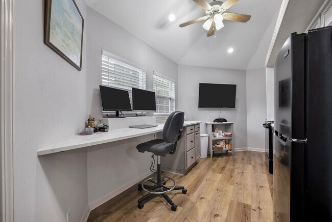 Building Photo - Old Town Furnished Studio Unit