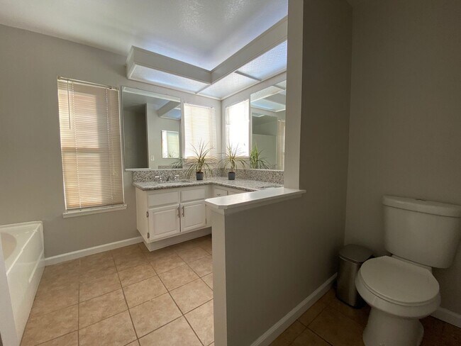 Building Photo - Gorgeous 5+3 On Cul-De-Sac