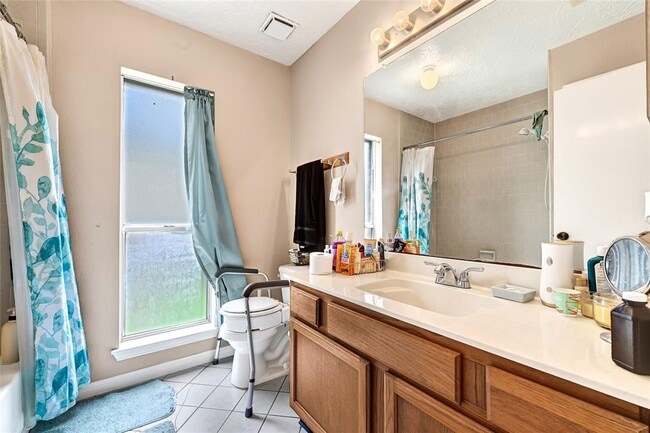 Building Photo - 2215 Saradon Dr