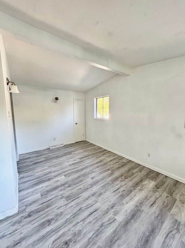 Building Photo - Charming 3-bedroom!
