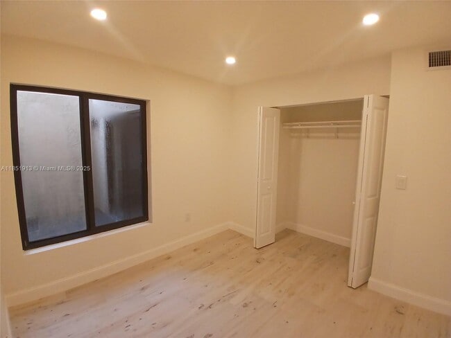 Building Photo - 1070 SW 135th Pl