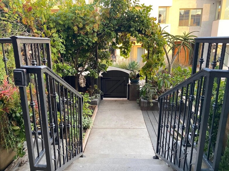 Building Photo - 221 24th St