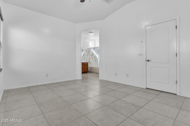 Building Photo - 2354 E Bellerive Dr